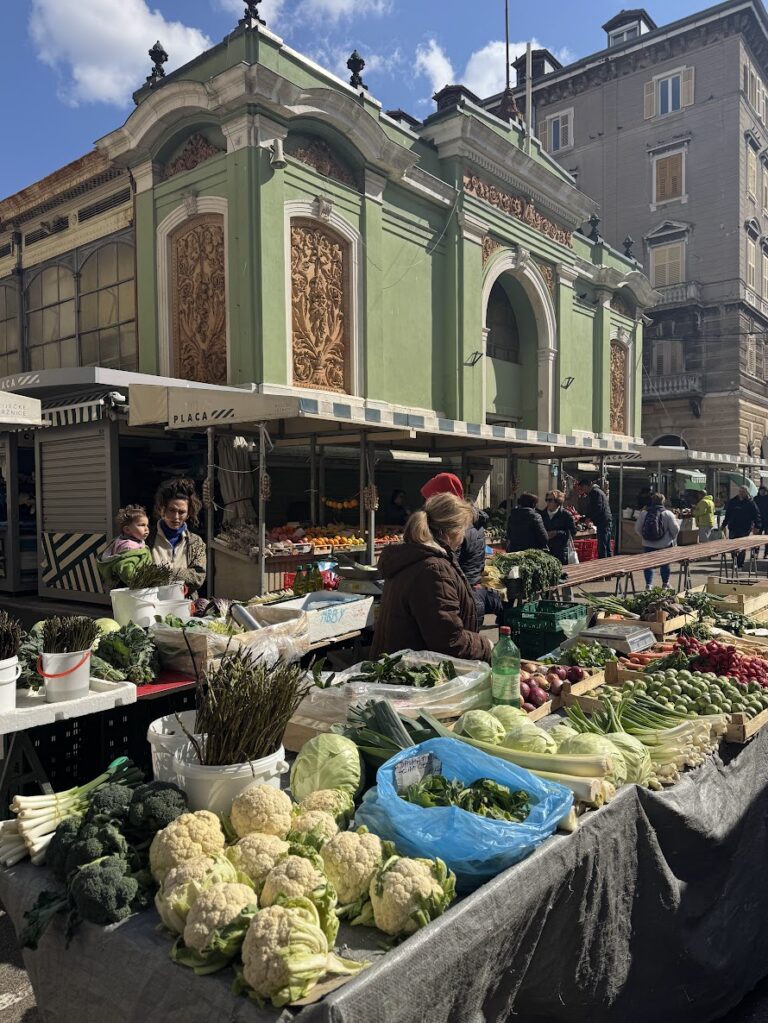 Vodič kroz riječku placu: što kupiti, kada doći i zašto je tržnica i dalje srce grada