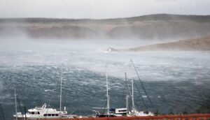 Kad te bura pogura niz ulicu, znaš da si u Rijeci