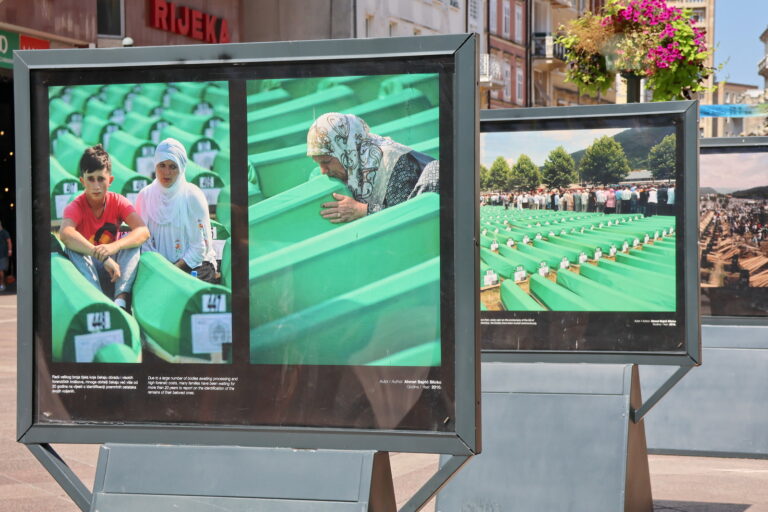 Na Korzu otvorena potresna izložba fotografija „Srebrenica – Memento“