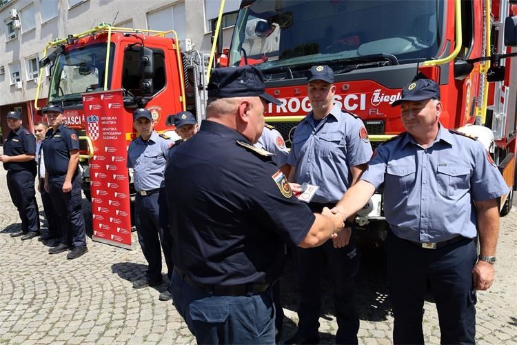 JAČANJE PROTUPOŽARNIH SNAGA: Riječki vatrogasci bogatiji za novo specijalizirano vozilo vrijedno više od 282 tisuće eura