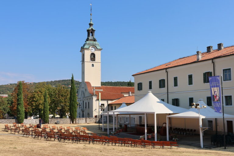 POSEBNA REGULACIJA PROMETA ZA VELIKU GOSPU: Besplatna parkirališta u centru Rijeke i besplatne linije Autotroleja prema Trsatu