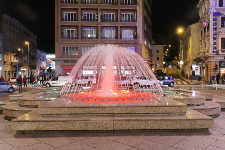 Riječke fontane svijetle u crvenom: Rijeka se pridružuje Svjetskom danu svjesnosti o Duchenne mišićnoj distrofiji