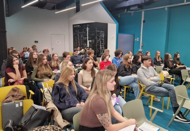 Mladi preuzimaju inicijativu: Srednjoškolci u RiHubu učili kako sami krojiti gradske proračune i projekte